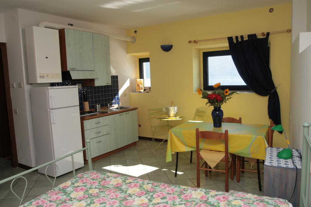 Villa Residence La Limonaia Гарняно Стая снимка