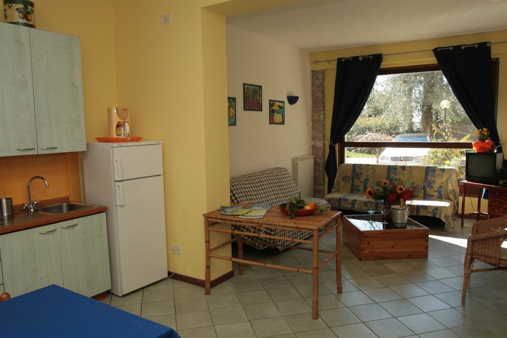 Villa Residence La Limonaia Гарняно Стая снимка